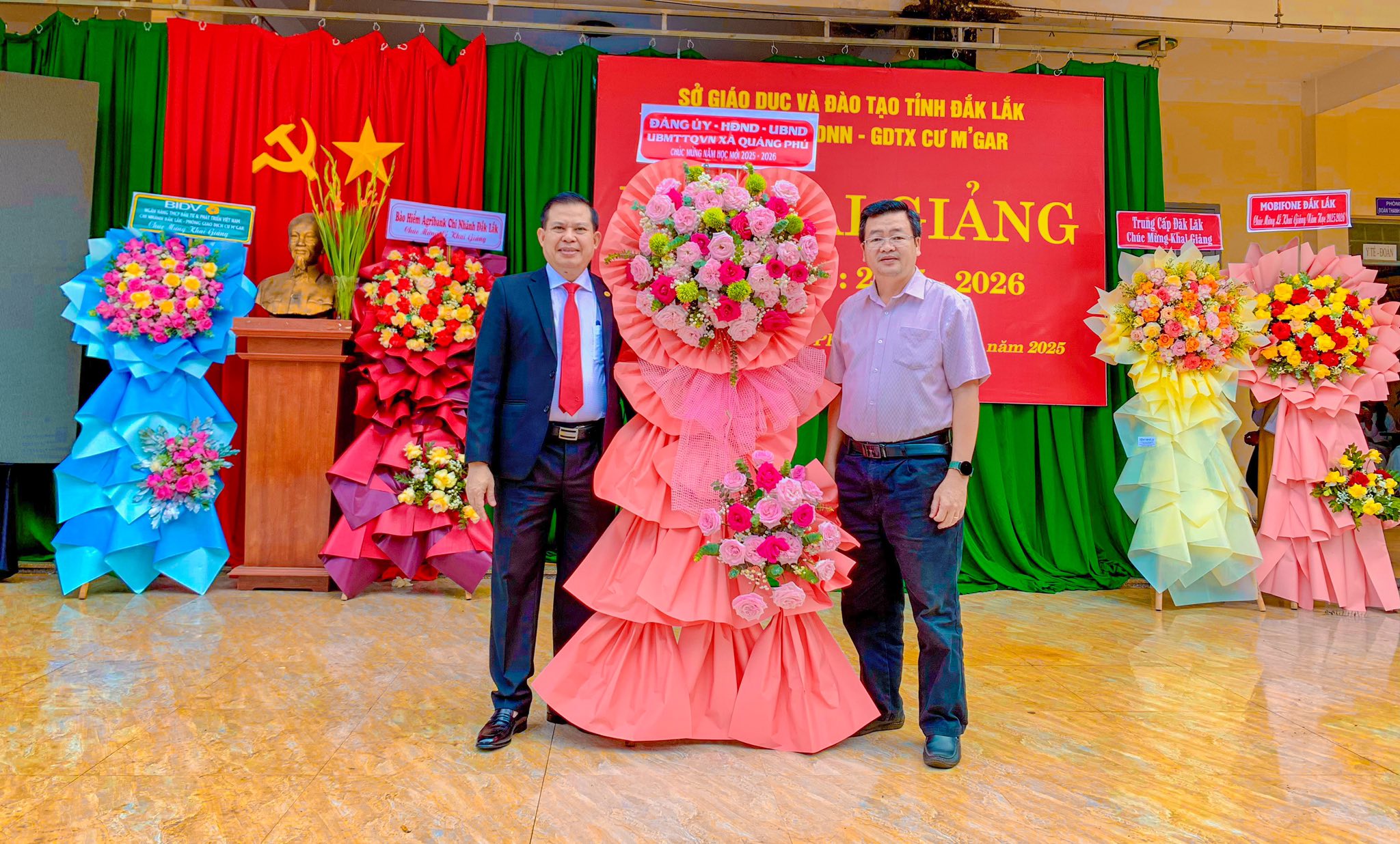 Đồng chí Lê Minh Hòa - Phó Chủ tịch UBND xã tăng hoa chức mừng Trung tâm GDNN-GDTX CưMgar
